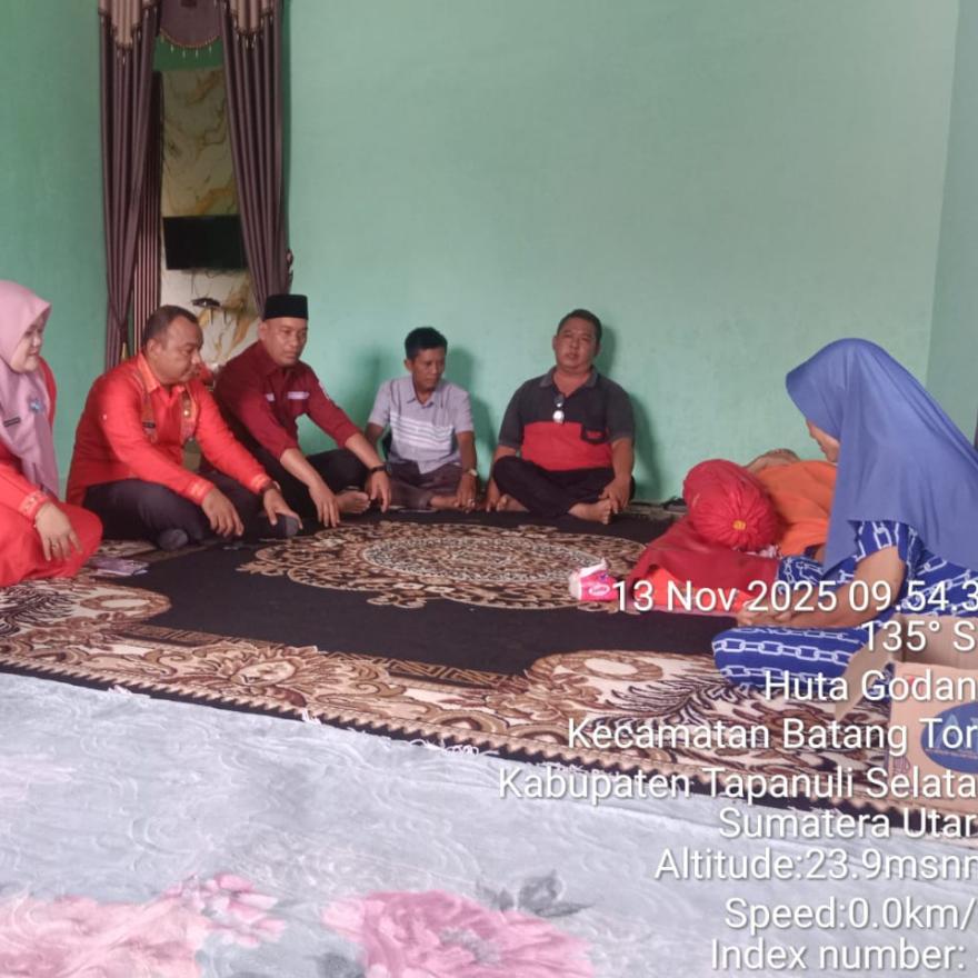 Santunan Korban Kebakaran dari Masyarakat Kelurahan Aek Pining.